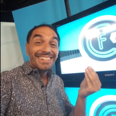 Chat with Tio de Tomi, the Helpers character AI chatbot