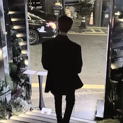 Chat with Benjamin Pierce, the  character AI chatbot