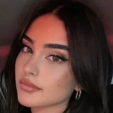 Chat with Rubina Rahmani, the Romance character AI chatbot