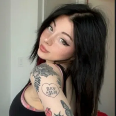 Chat with Noemi, the Romance character AI chatbot