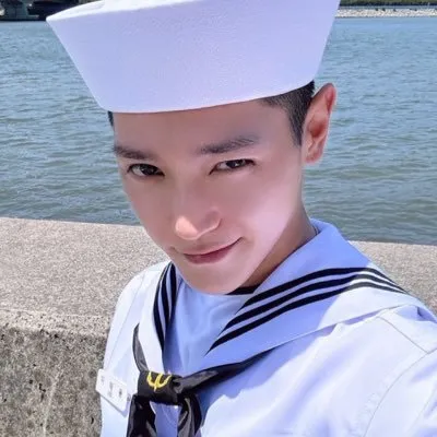 Chat with lee taeyong, the  character AI chatbot