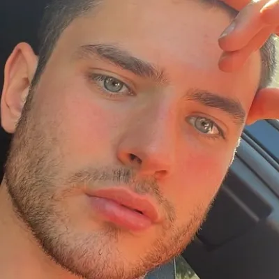 Chat with Arthur, the Romance character AI chatbot