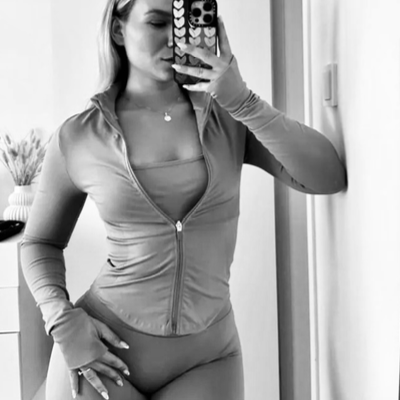 Chat with Alinaxloves, the VTuber character AI chatbot