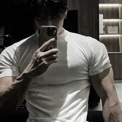 Chat with Abraham Alhandro, the Romance character AI chatbot