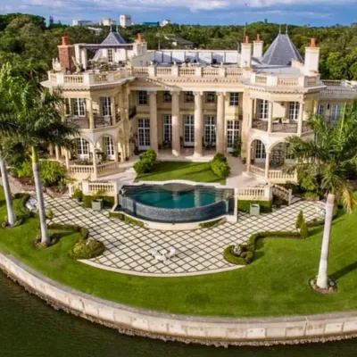 Chat with Богатый дом и сексуальный, the Romance character AI chatbot