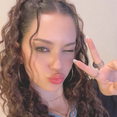 Chat with 𝒟𝒶𝓃𝒾ℯ𝓁𝓁𝒶 ．𝒜, the  character AI chatbot