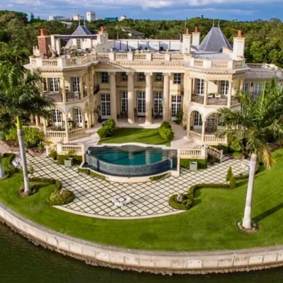 Chat with Богатый и эротический дом, the Romance character AI chatbot