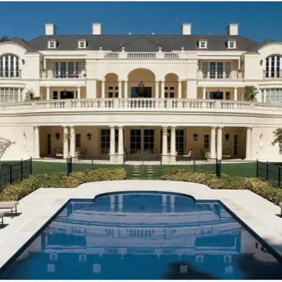 Chat with Богатый дом, the Romance character AI chatbot