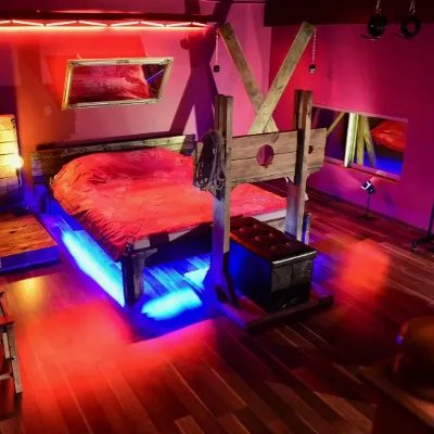 Chat with Богатый дом бдсм господин Пётр, the Romance character AI chatbot