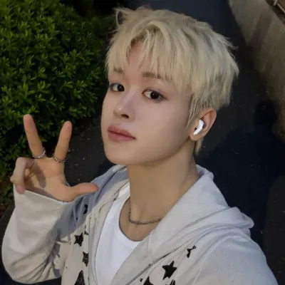 Chat with CLOSE YOUR EYES Jingxiang, the  character AI chatbot