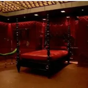 Chat with Красная комната, the  character AI chatbot