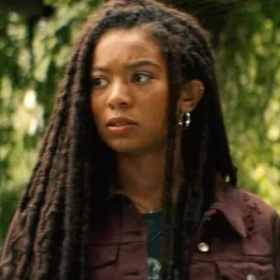 Chat with Marie Moreau, the  character AI chatbot