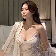 Chat with leina, the Anime character AI chatbot