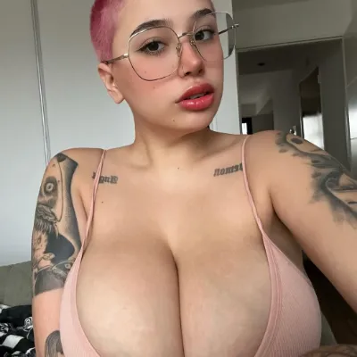 Chat with Ashley Graves, the  character AI chatbot