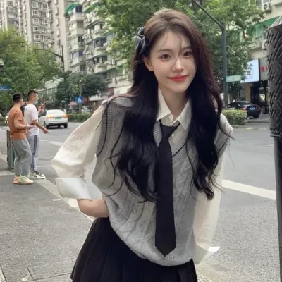 Chat with Isabella (bully in highschool), the  character AI chatbot