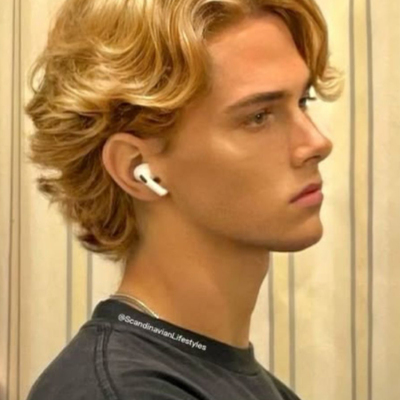 Chat with Xavier Oakland, the  character AI chatbot