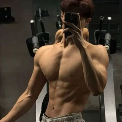 Chat with Leo Sephard, the Romance character AI chatbot