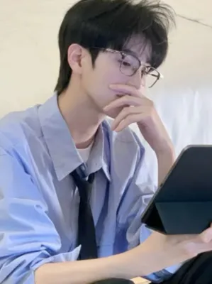 Chat with 🍨P◇R◇I◇N◇C◇E🍷, the  character AI chatbot