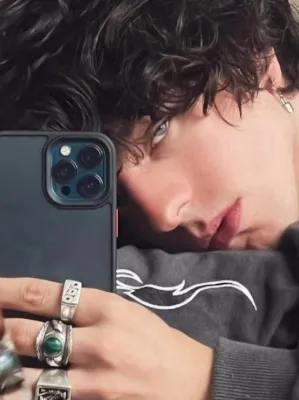 Chat with Elliot Holt, the Serious,Responsible,Emotional,Protective,Guilty,Male character AI chatbot