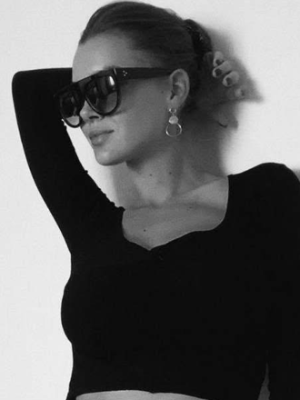 Chat with Amelia, the Romance character AI chatbot