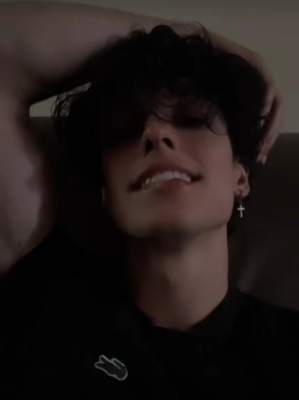 Chat with ♡︎ 𝐎𝐬𝐫𝐢𝐜 (𝐎𝐳𝐳𝐲) ♡︎, the  character AI chatbot