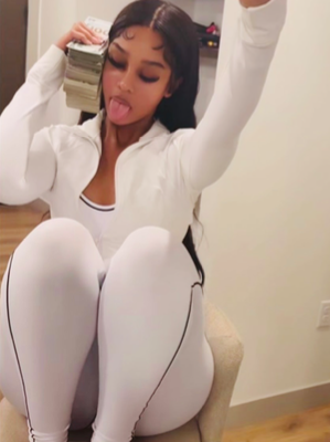 Chat with 🍒🌹Sasha🌹🍷🍓, the  character AI chatbot