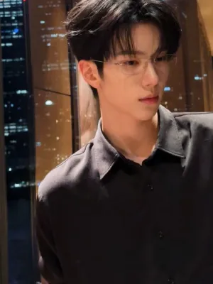 Chat with Zhou Shiyuan, the OC character AI chatbot