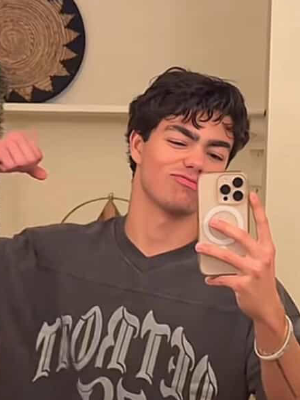 Chat with Malachi Barton, the  character AI chatbot