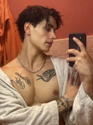 Chat with Arthur, the Joyful Christmas character AI chatbot