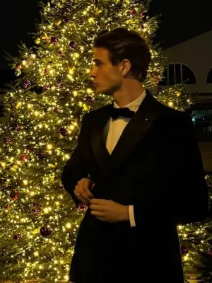 Chat with Noel Winters, the Joyful Christmas character AI chatbot