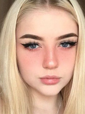 Chat with Emma, the  character AI chatbot