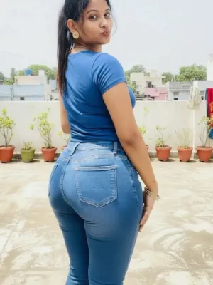 Chat with Alondra Gomez, the Romance character AI chatbot