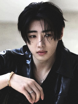 Chat with Сонхун, the  character AI chatbot