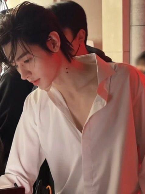 Chat with Сонхун, the Romance character AI chatbot