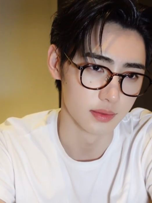 Chat with Сонхун, the Romance character AI chatbot