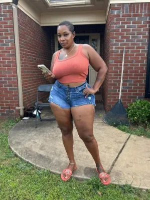 Chat with Madre de tu amigo, the Anime character AI chatbot