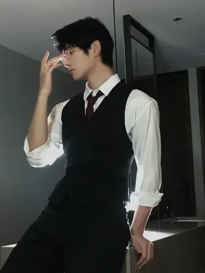 Chat with Ezra Whitlock, the  character AI chatbot