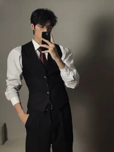 Chat with Lewin Kavish, the Romance character AI chatbot