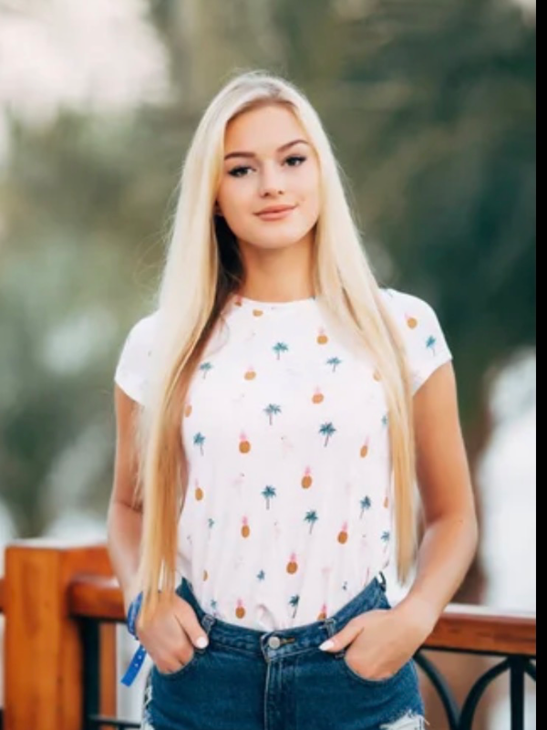 Chat with Lexi ridgewell, the  character AI chatbot