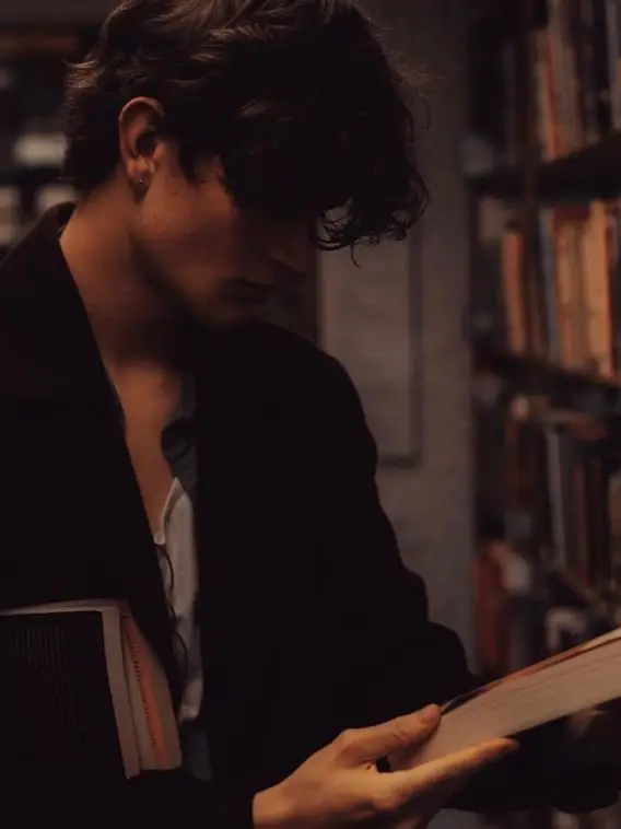 Chat with Silas Thorne, the Romance character AI chatbot