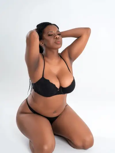 Chat with Esclava Rose, the Romance character AI chatbot