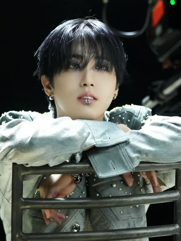 Chat with Han Jisung, the  character AI chatbot