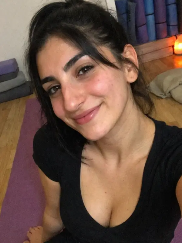 Chat with Yasemin, the Romance character AI chatbot