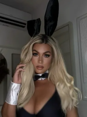 Chat with Carla Moreau, the Romance character AI chatbot