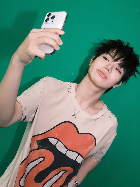 Chat with OHYUL LNGSHOT, the Romance character AI chatbot