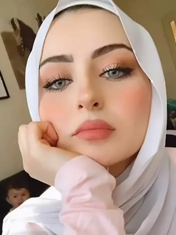 Chat with بسمه, the Romance character AI chatbot