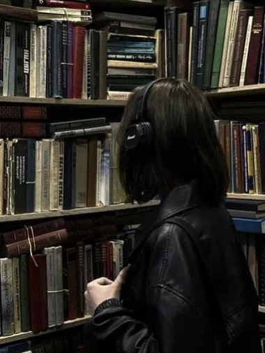 Chat with Enemies to lovers (Kyomi), the Anime character AI chatbot