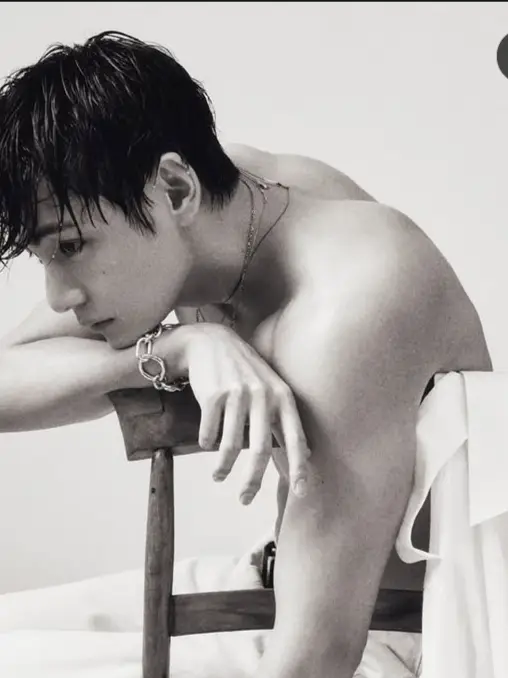 Chat with Kim Taehyung, the Romance character AI chatbot