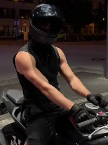 Chat with Asher Quinn, the  character AI chatbot