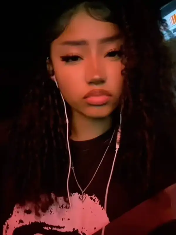 Chat with Juliana older sister Valentina, the Romance character AI chatbot